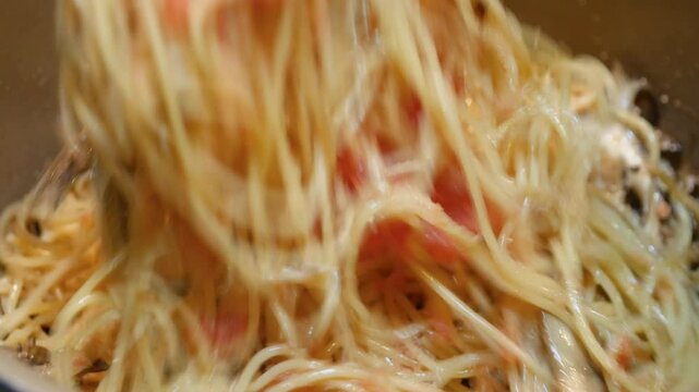 日本のパスタ料理。たらこと舞茸とスパゲッティーを混ぜてる動画。