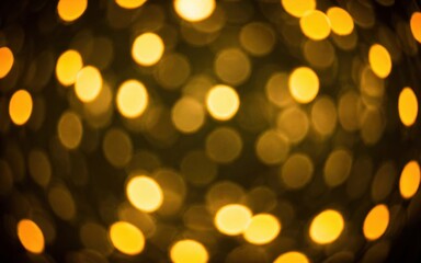 Obraz premium A blurred background of warm yellow bokeh lights creating a cozy ambiance.