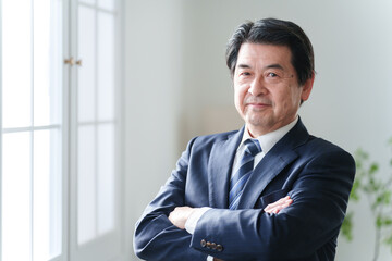 オフィスで働くビジネスマン男性