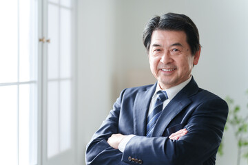 オフィスで働くビジネスマン男性