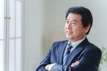 オフィスで働くビジネスマン男性
