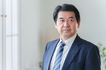 オフィスで働くビジネスマン男性