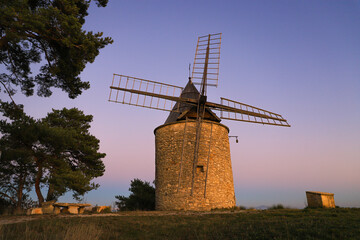 moulin à vent, Haute Provence © Jacky Jeannet