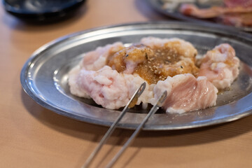 盛り付けられた焼肉のホルモン
