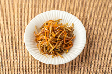 和風背景にきんぴらごぼう