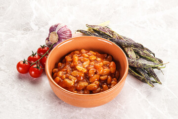 White beans in tomato sauce