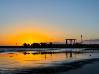 Obraz premium sunset on Essaouira beach, in front of the port, in Morocco