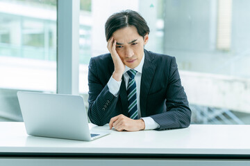 頭を抱えるビジネスパーソン