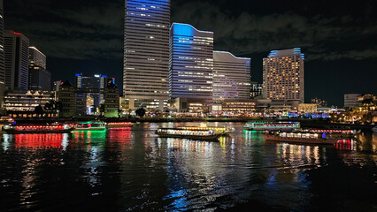 水面に写る夜景