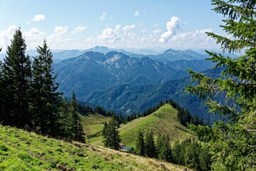 Naklejka premium Scenic mountain view with lush greenery