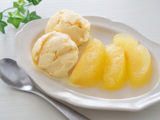 アイスを添えたりんごのコンポート