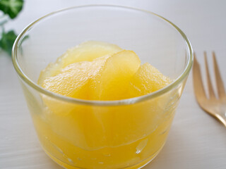 グラスに盛ったりんごのコンポート