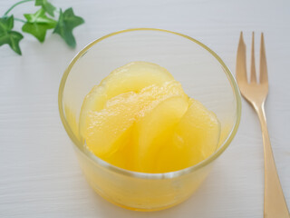 グラスに盛ったりんごのコンポート