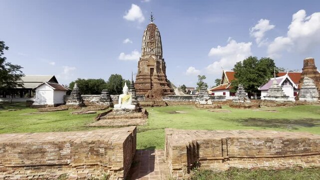 Wat Phra Sri Rattana Mahathat, Suphan Buri Province, has twin chapels