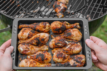 Pieczone elementy z kurczaka na węglowym grillu ogrodowym. 