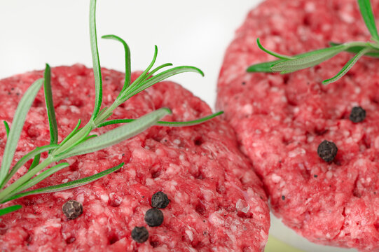 Dwa r&oacute;żowe burgery z mięsa wolowego w zbliżeniu makro