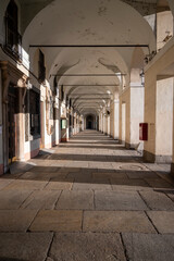 Obraz premium Torino, Italia. Prospettiva dei famosi portici che si trovano nel centro della città.