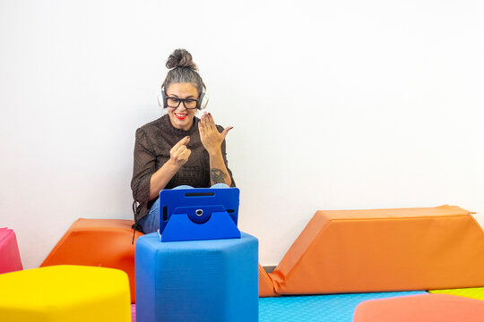 Teaching sign language through online interactions