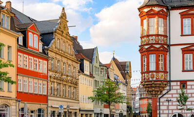 Obraz premium Prächtige Altstadthäuser in der Spitalgasse mit dem turmartigen Erker des Stadthauses am Marktplatzt in Coburg, Bayern, Deutschland,