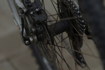 Obraz premium This is a detailed closeup view of a bicycle wheel showcasing its brake system, chain, and various components essential for functionality