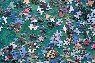wild durcheinander liegende Teile eines Puzzles 