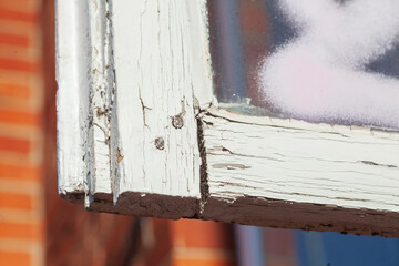 Alter weisser Fensterladen aus Holz an einem roten Backsteingebäude, Niedersachsen, Deutschland