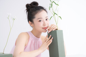 ピンク色のネイルをした美しい若い女性のスウィートなポートレート