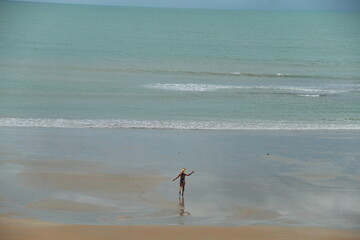 mulher na praia do coqueiro no piau&iacute;