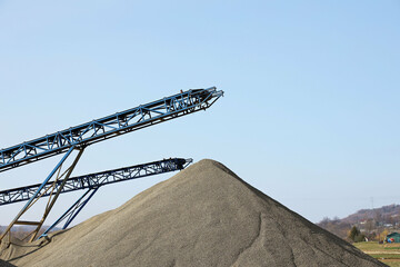 Elements of equipment for the extraction and sorting of rubble. Production of construction materials. Metal construction for working with stone and rocks. Slag of gravel under the conveyor belt