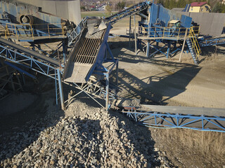 Elements of equipment for the extraction and sorting of rubble. Production of construction materials. Metal construction for working with stone and rocks. Slag of gravel under the conveyor belt