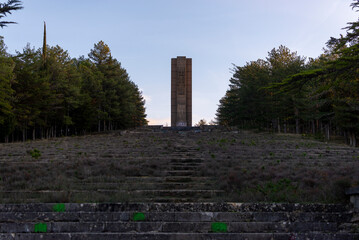 Escalinata del monumento al General Mola. Tomada en Alcocero de Mola, Burgos, en diciembre de 2024