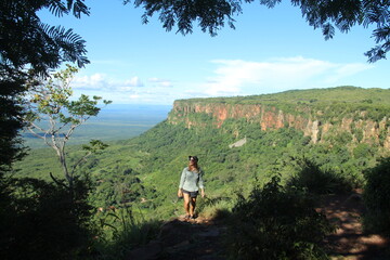 mulher em mirante no morro do gritador, em pedro II, piau&iacute; 