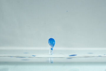 farbe tropfen wasser blau