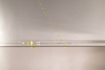 farbe tropfen wasser gelb