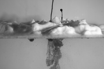 schaum farbe tropfen wasser schwarzweiß
