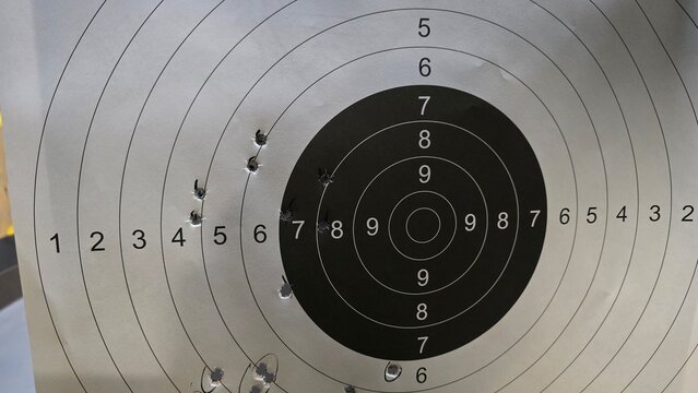 tarcza ze śladami po kulach strzelnica