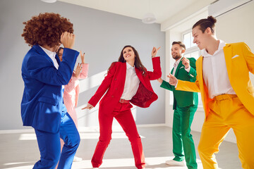 Young woman in a colorful costume dancing, surrounded by a team of dancers applauding performance. The group creates a party atmosphere, smiling together in celebration of shared passion for dance.
