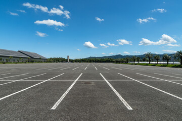 青空の下の広大な駐車場 © web36