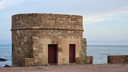 wieża forteczna z kamienia nad morzem © Miroslaw