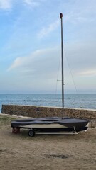 łódka na brzegu morza © Miroslaw