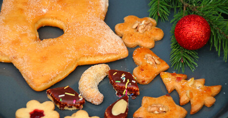 selbstgebackene weihnachtsplätzchen auf dem backblech