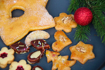 weihnachtsplätzchen auf dem backblech