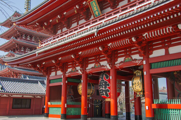 寺の赤い門