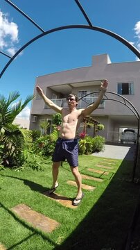 homem faz exercicios fis&iacute;cos em area externa 