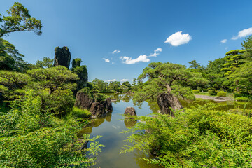 青空と緑が映える日本庭園