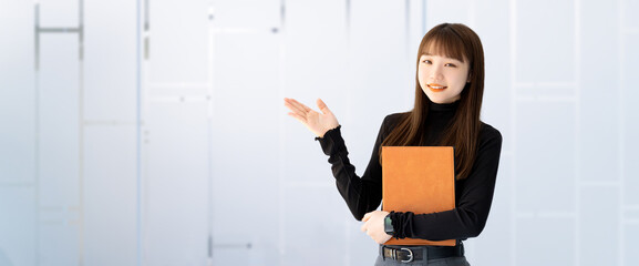 手で案内をする女性・ビジネスウーマン
