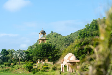 Tempel in den gr&uuml;nen H&uuml;geln, rund um Jaipur in Rajasthan Indien