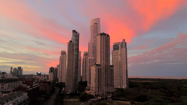 Atardecer en Puerto Madero, edificios de Buenos Aires