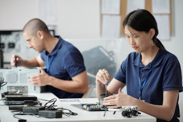 Assembling Electronic Components in Technology Workshop