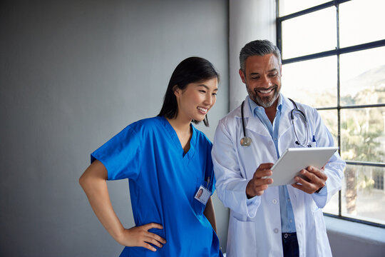 MIddle eastern doctor and nurse sharing information on patient case